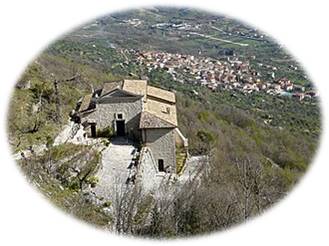 Il santuario si trova nella parte superiore del paese, immerso nella natura, ed � l'antico testimone della presenza di un altro paese che sorgeva l� molto tempo fa, chiamato Roccavecchia.